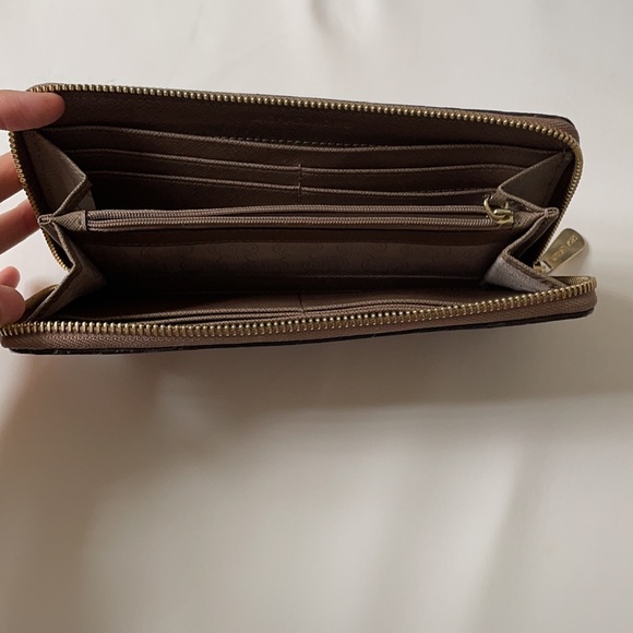 BRAND NEW! Michael Kors full zip around wallet. - Picture 5 of 5